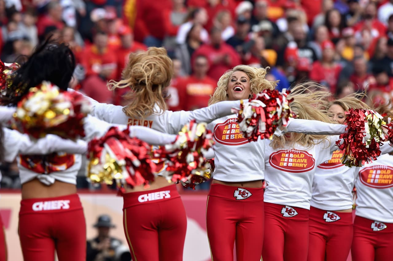 Con el frío las hermosas cheerleaders de la NFL lucen bellísimas enfundadas en lindos pantalones que resaltan su figura, ¡chécalas!