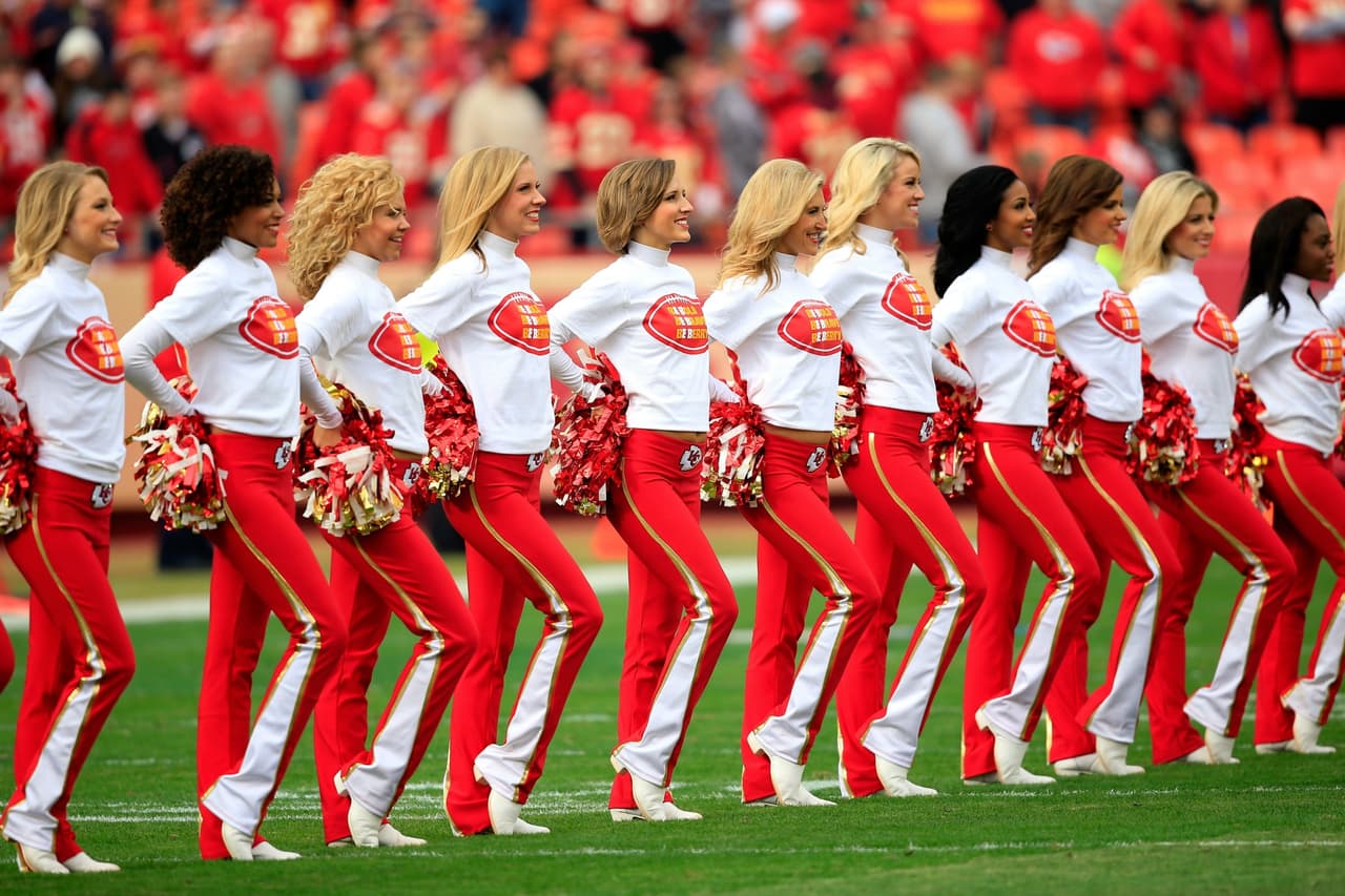 Con el frío las hermosas cheerleaders de la NFL lucen bellísimas enfundadas en lindos pantalones que resaltan su figura, ¡chécalas!
