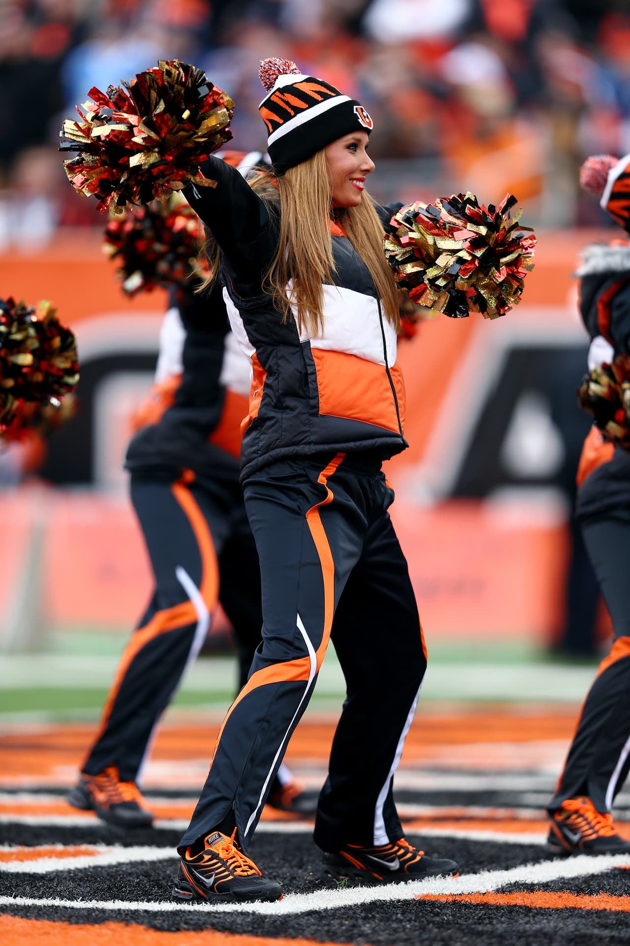 Con el frío las hermosas cheerleaders de la NFL lucen bellísimas enfundadas en lindos pantalones que resaltan su figura, ¡chécalas!