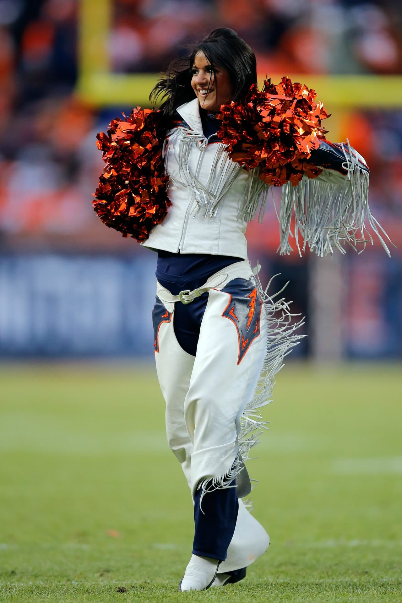 Con el frío las hermosas cheerleaders de la NFL lucen bellísimas enfundadas en lindos pantalones que resaltan su figura, ¡chécalas!