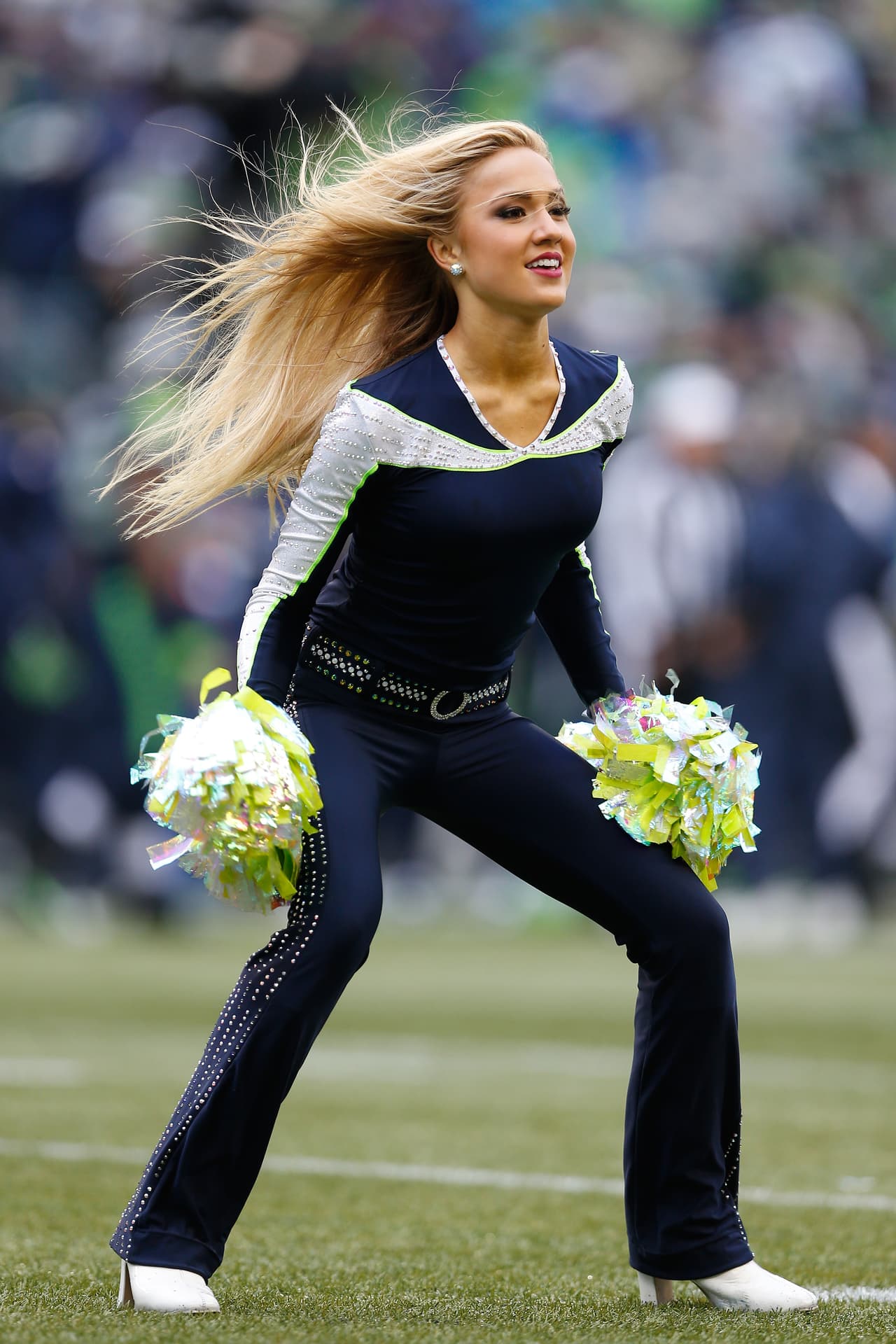 Con el frío las hermosas cheerleaders de la NFL lucen bellísimas enfundadas en lindos pantalones que resaltan su figura, ¡chécalas!