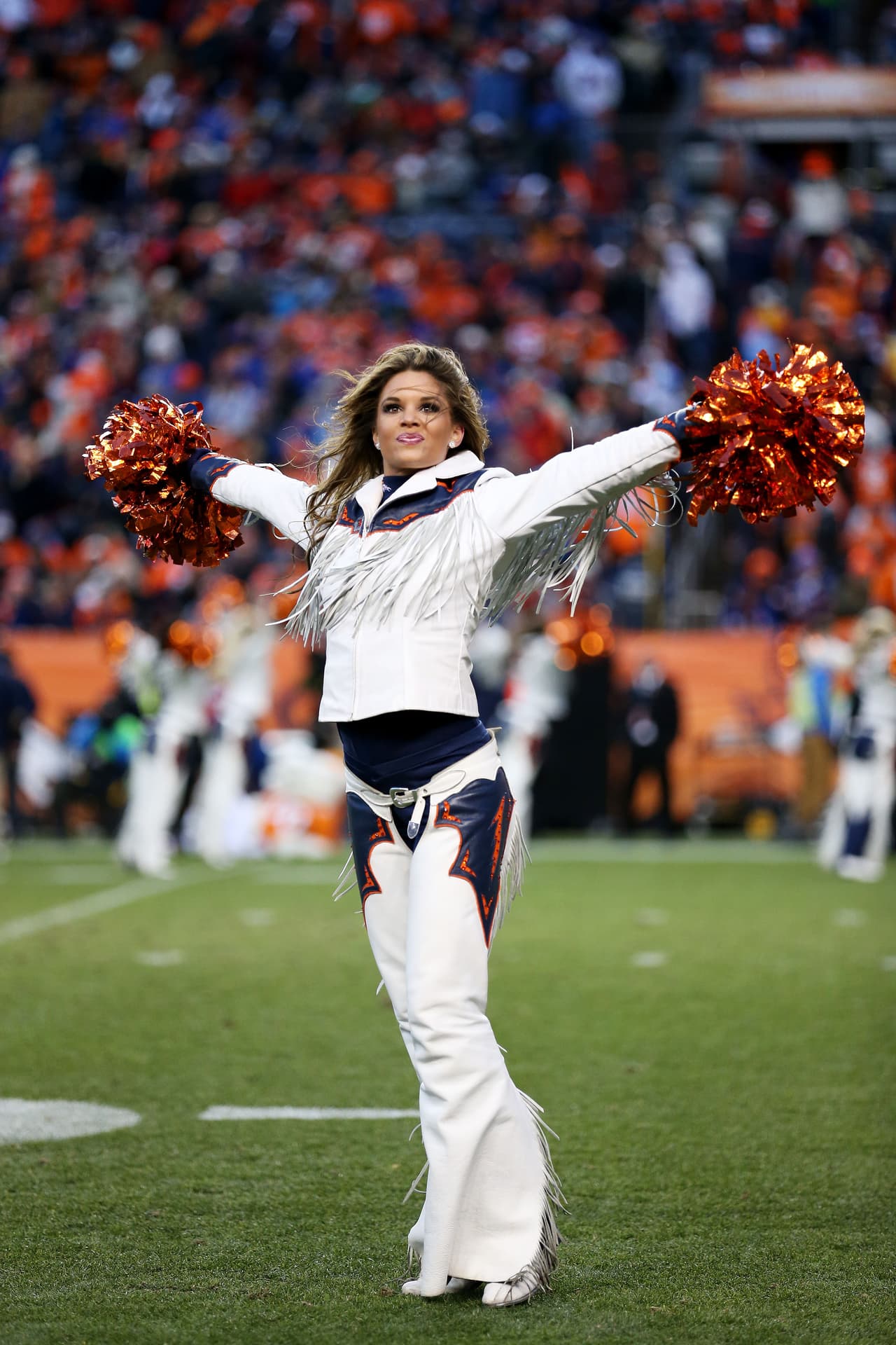 Con el frío las hermosas cheerleaders de la NFL lucen bellísimas enfundadas en lindos pantalones que resaltan su figura, ¡chécalas!