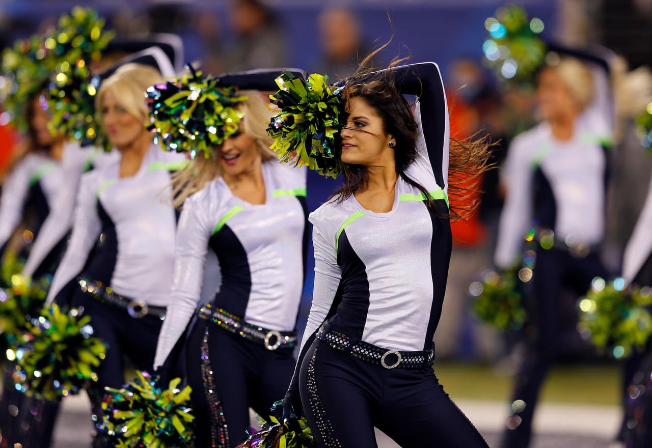 Con el frío las hermosas cheerleaders de la NFL lucen bellísimas enfundadas en lindos pantalones que resaltan su figura, ¡chécalas!