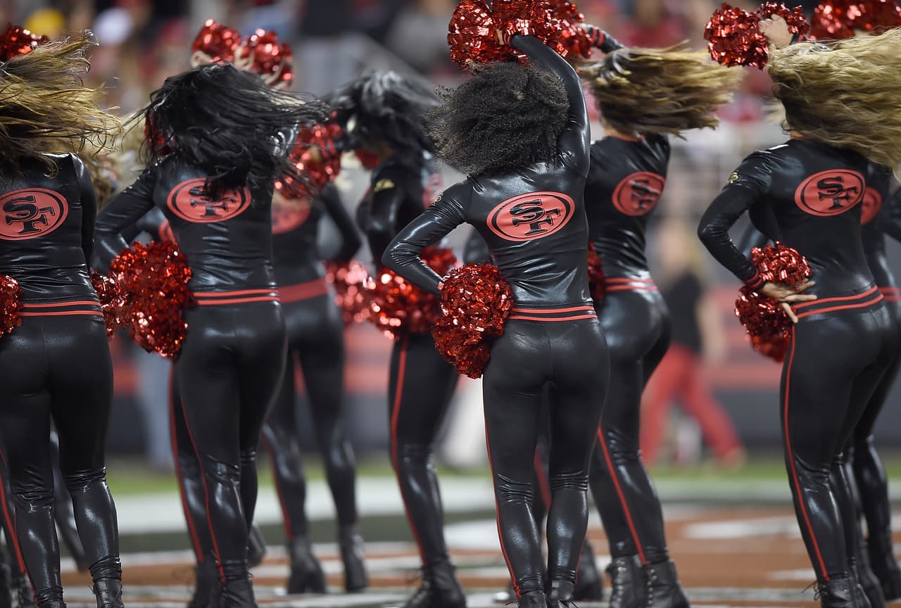 Con el frío las hermosas cheerleaders de la NFL lucen bellísimas enfundadas en lindos pantalones que resaltan su figura, ¡chécalas!