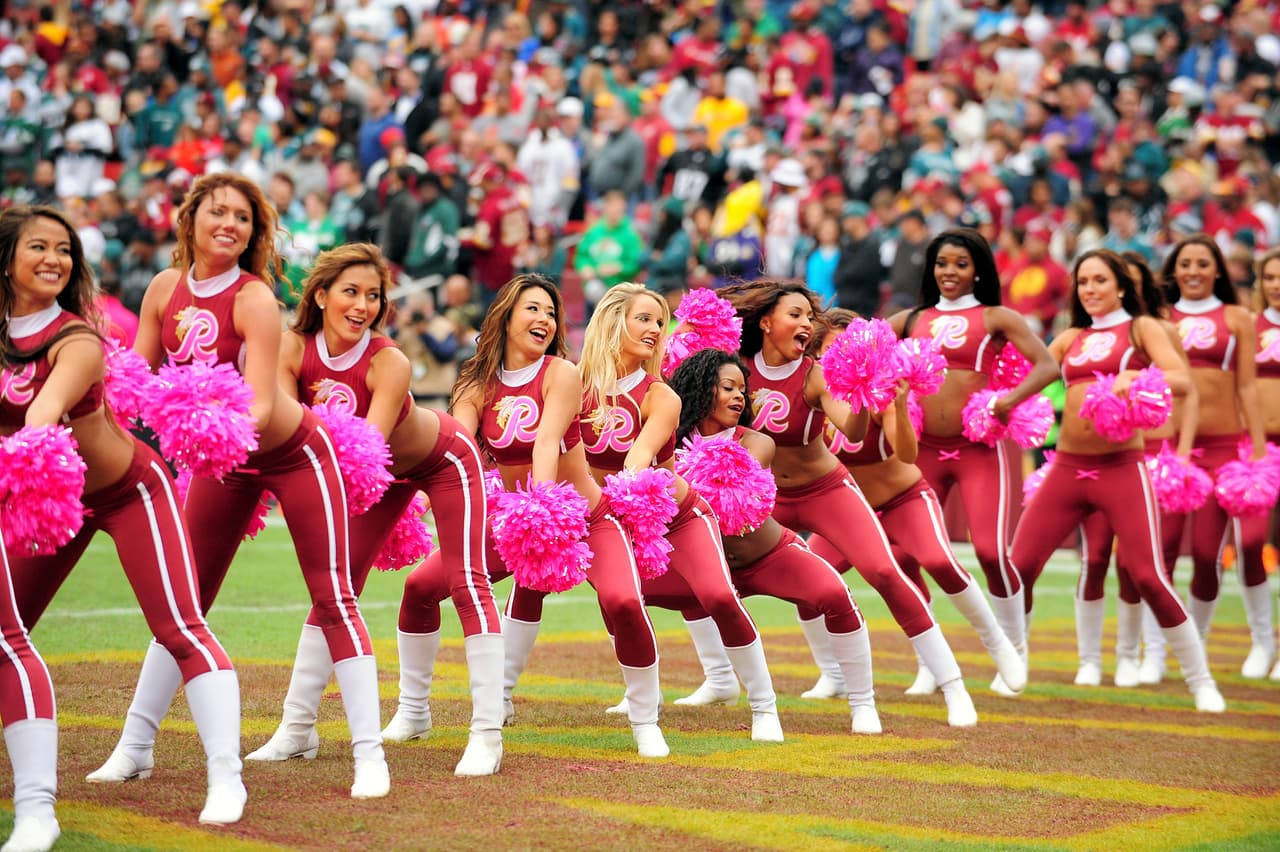 Con el frío las hermosas cheerleaders de la NFL lucen bellísimas enfundadas en lindos pantalones que resaltan su figura, ¡chécalas!