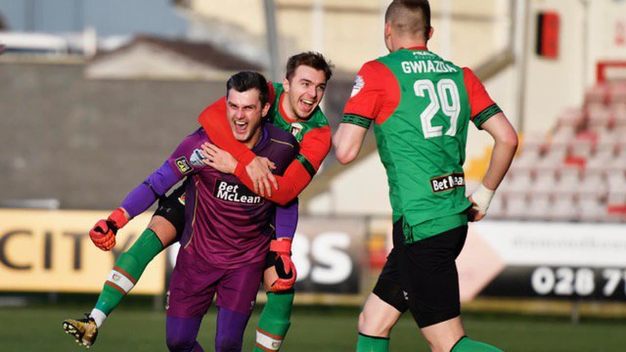 ¡Increíble! ¿Quién necesita delanteros cuando el portero hace goles de 70 metros?