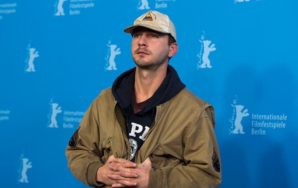 Después de recogerla y cuidarla, siente curiosidad por saber cómo pudo haber llegado esa mujer a semejante situación; escucha atentamente el relato que ella hace de su vida, una vida llena de conflictos y turbias relaciones.
<br>