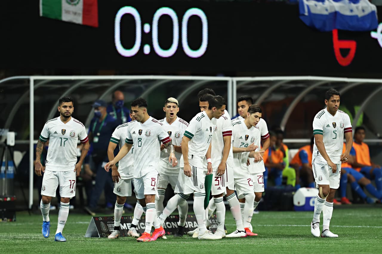 Rogelio Funes Mori arriba para concentrar con el Tri