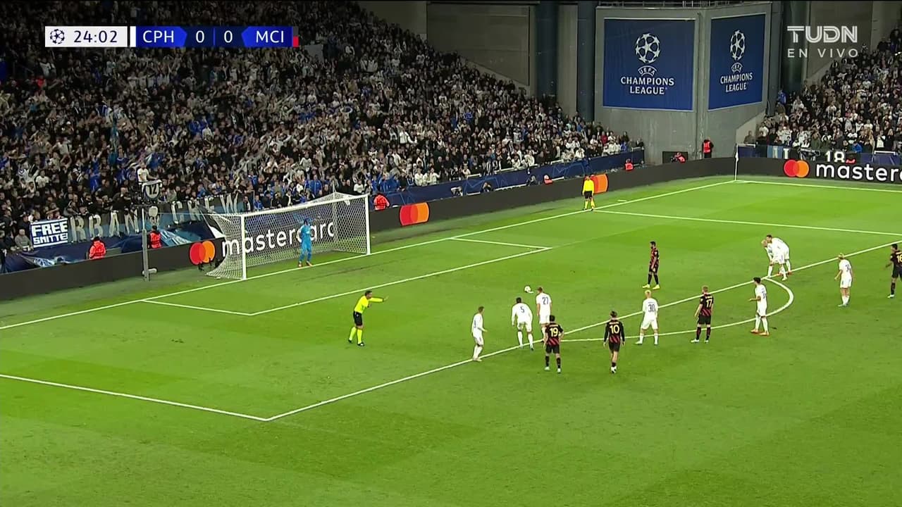 ¡TIRO ATAJADO! disparo por Riyad Mahrez.