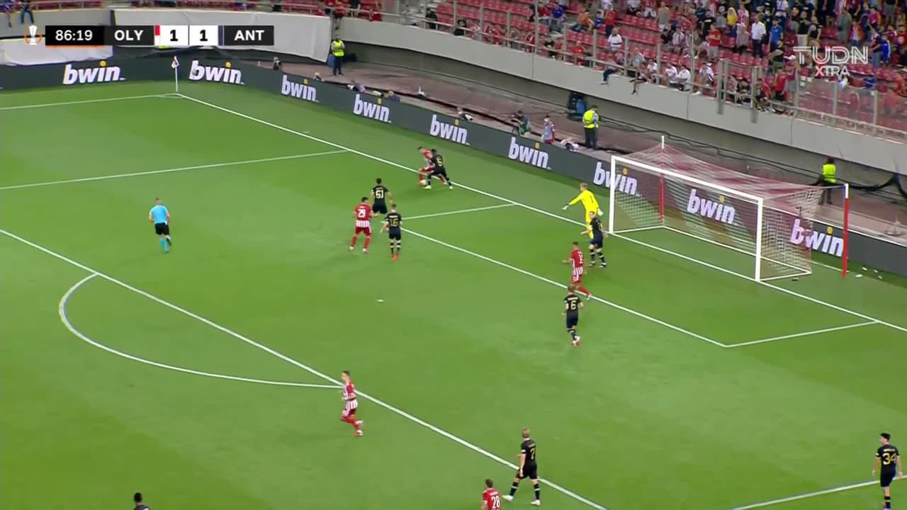 ¡GOL!  anota para Olympiakos. Oleg Reabciuk