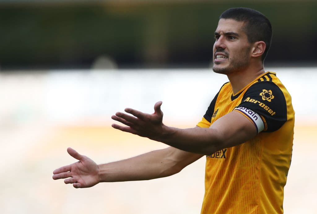 Raúl Jimenez tiene su primera oportunidad de gol pero no lo logra