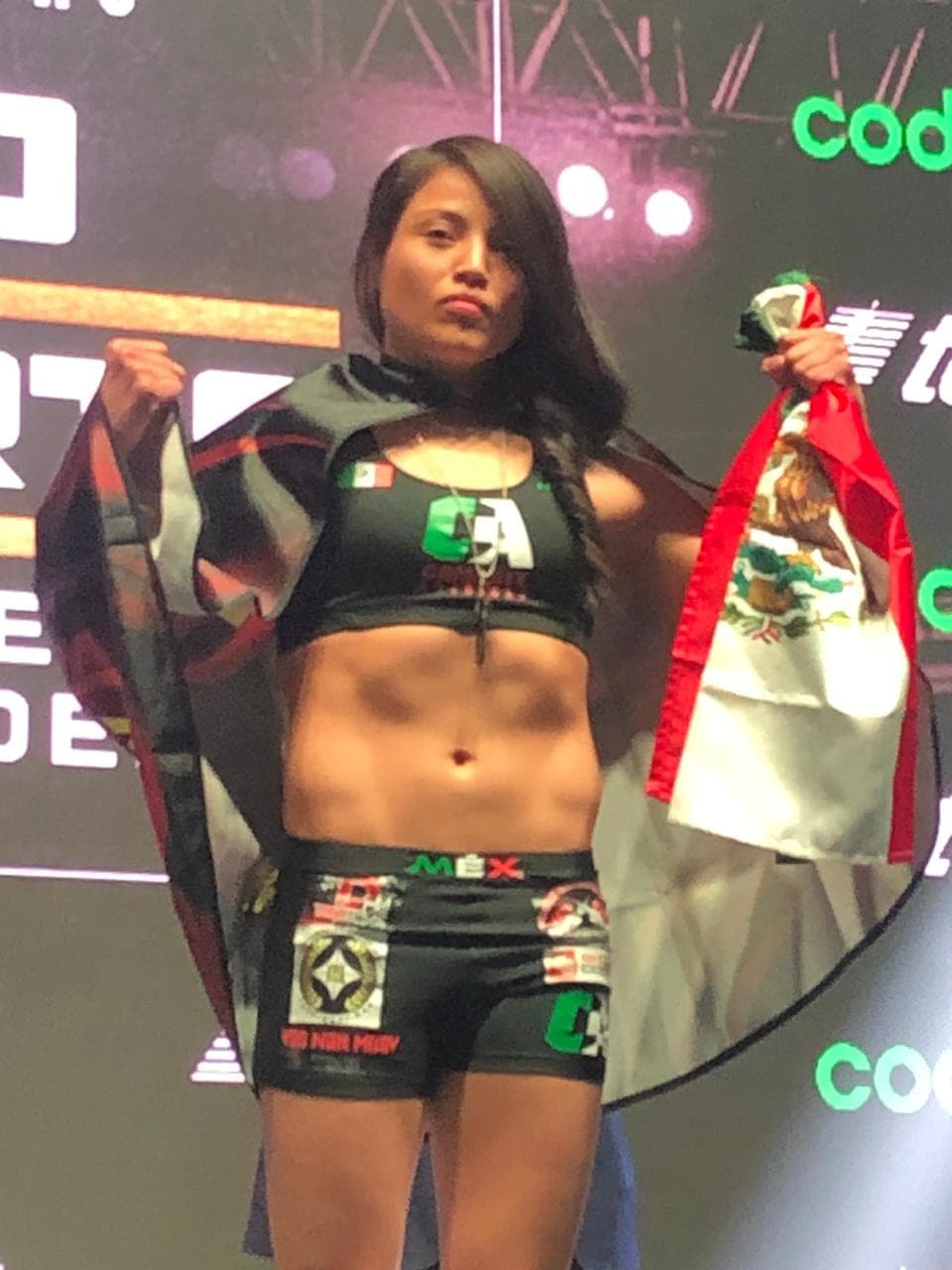 La ceremonia con la 'romana' legitimó el programa de peleadores que se enfrenta este sábado en la noche.