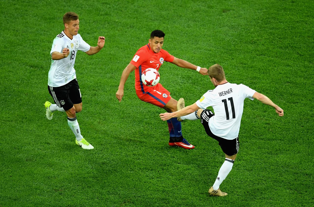 Y es que Alemania también recurrió a la falta táctica para cortar los ataques chilenos desde su origen. Son infracciones leves, pero muy eficaces.