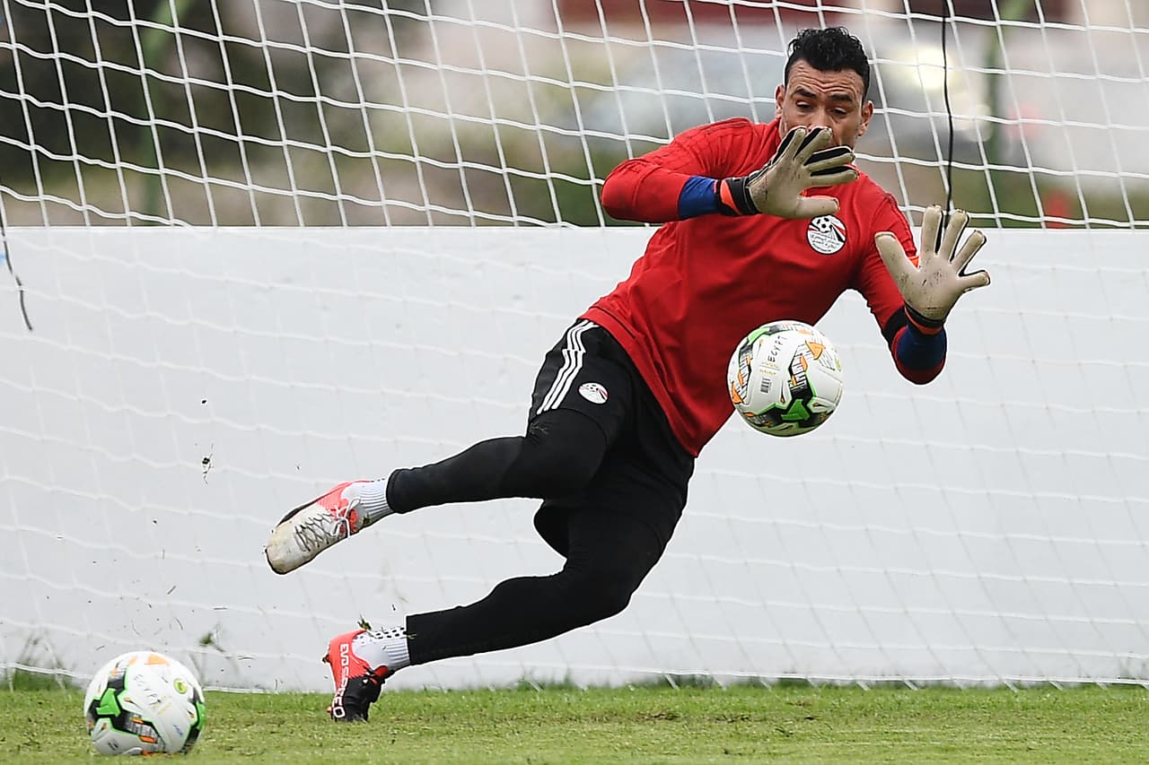 El-Hadary es uno de los 25 futbolistas con más partidos internacionales en la historia, y el tercero de Egipto.