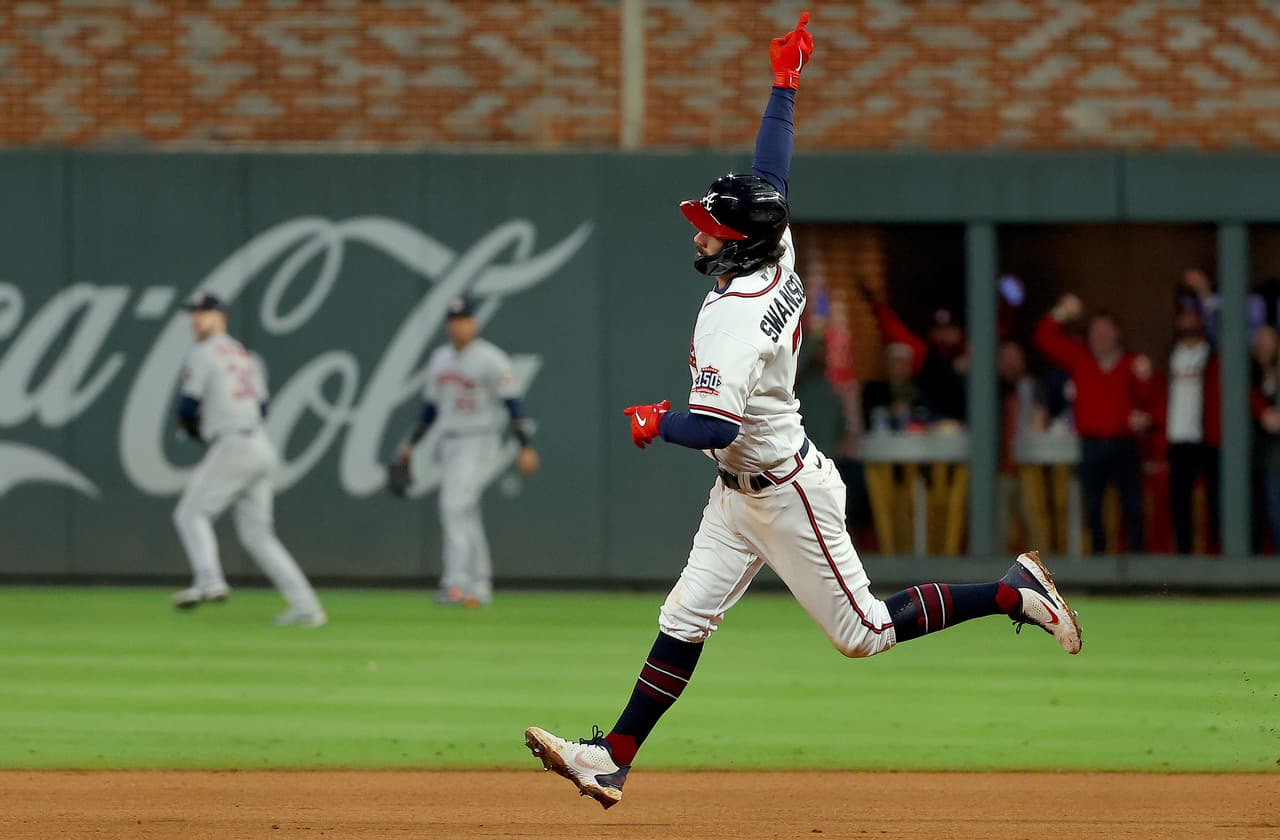 Con la presencia del expresidente, Donald Trump en el Truist Park, los Atlanta Braves remontaron dos carreras de Altuve y con los batazos de Rosario, Swanson y Soler se pusieron a un triunfo de conseguir el título 2021 de la Serie Mundial.