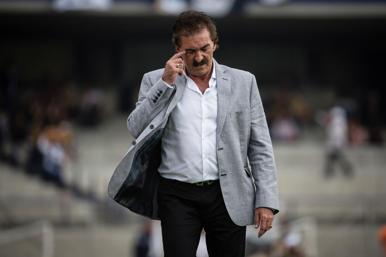MEXICO CITY, MEXICO - OCTOBER 25: Ricardo La Volpe coach of Jaguares walks on the sideline during the 14th round match between Pumas UNAM and Chiapas as part of the Apertura 2015 Liga MX at Olimpico Universitario Stadium on October 25, 2015 in Mexico City, Mexico. (Photo by Manuel Velasquez/LatinContent/Getty Images)