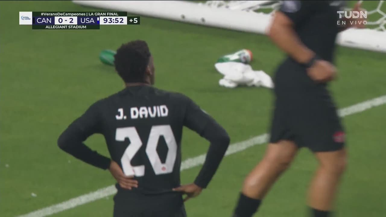 ¿Porqué no le pegaste? Davies no pudo rematar a portería