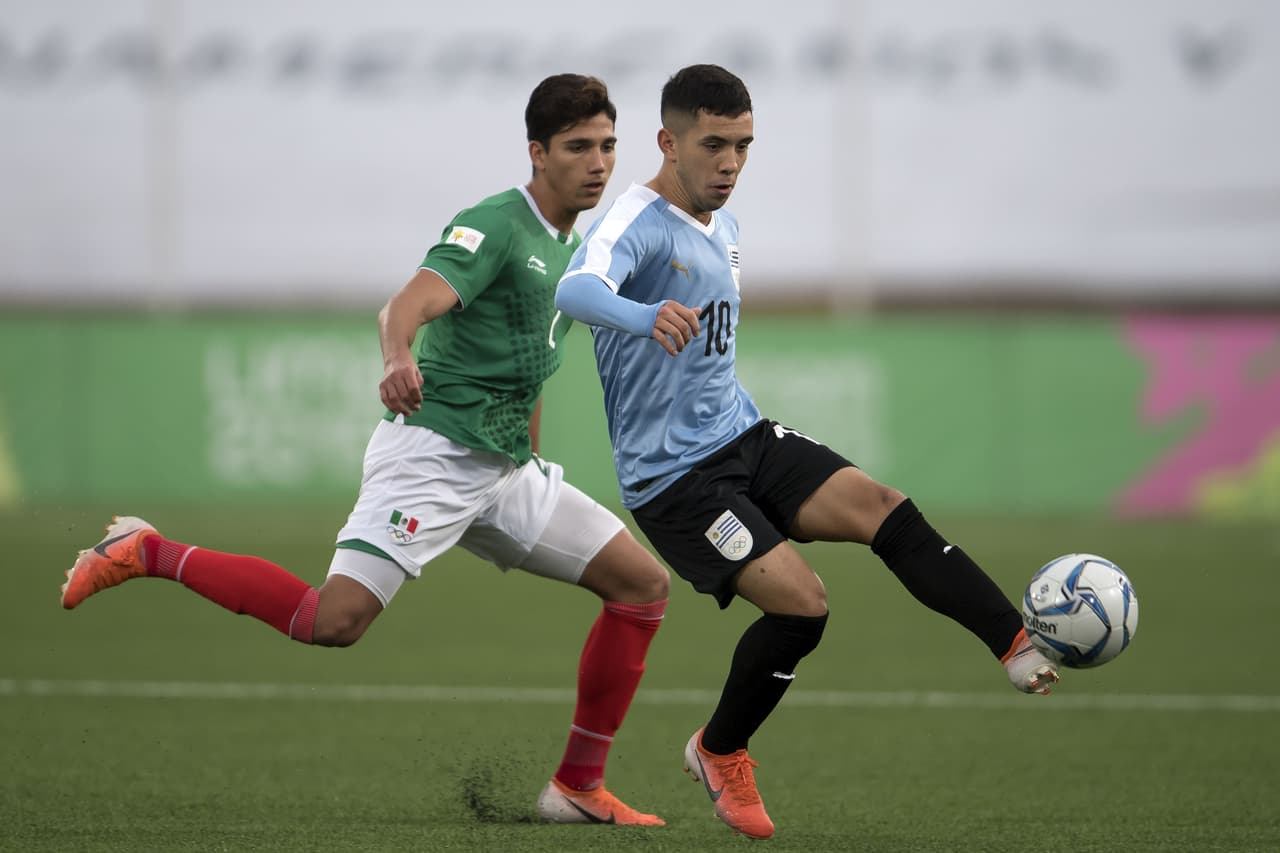 Leonardo Fernández, poco pudo hacer para la garra charrúa en el primer tiempo.
