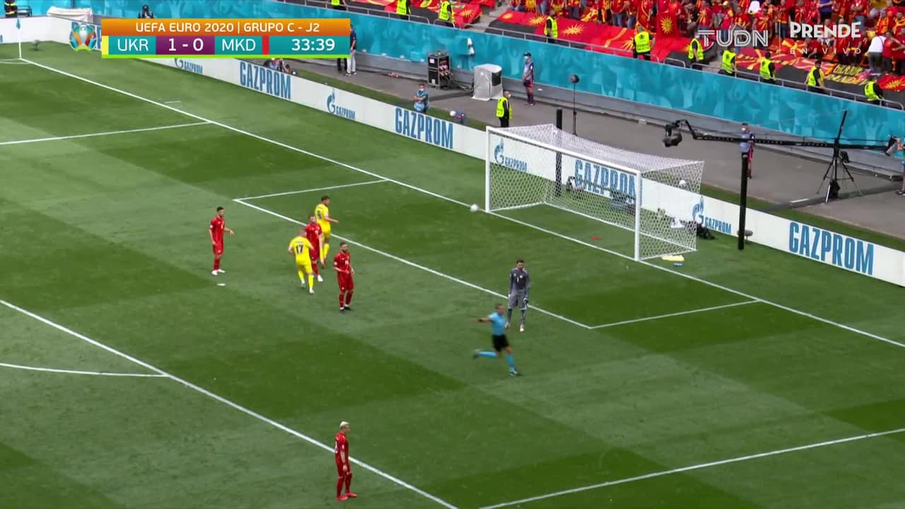 ¡GOL!  anota para Ucrania. Roman Yaremchuk