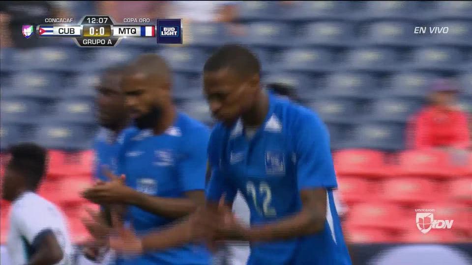 Tiro desviado de Romario Barthelery