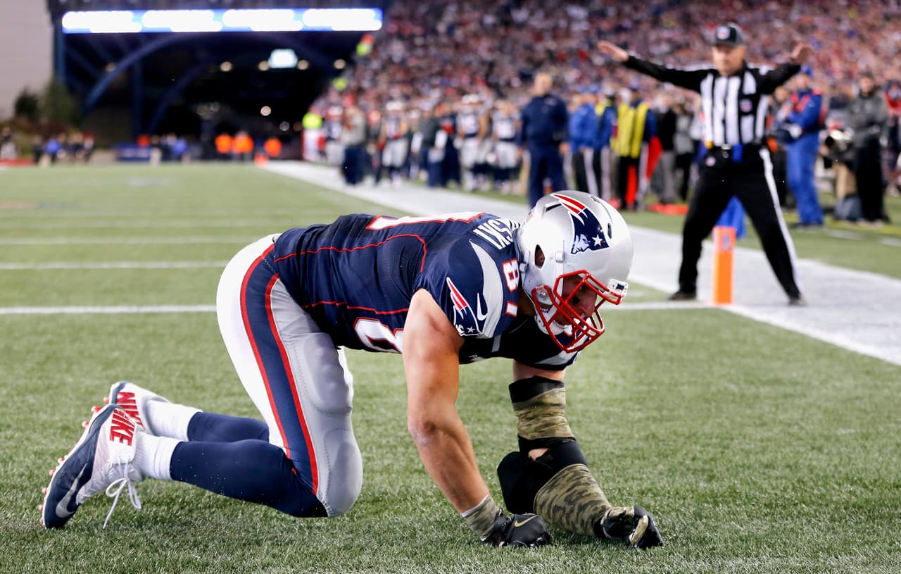 Además de volver a ser derrotados, los Patriotas perdieron por el resto de la temporada a su ala cerrada estrella, Rob Gronkowski tras un severo golpe del safety Earl Thomas.