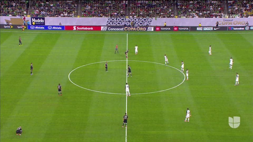 Arranca el partido y la pelota está en juego.