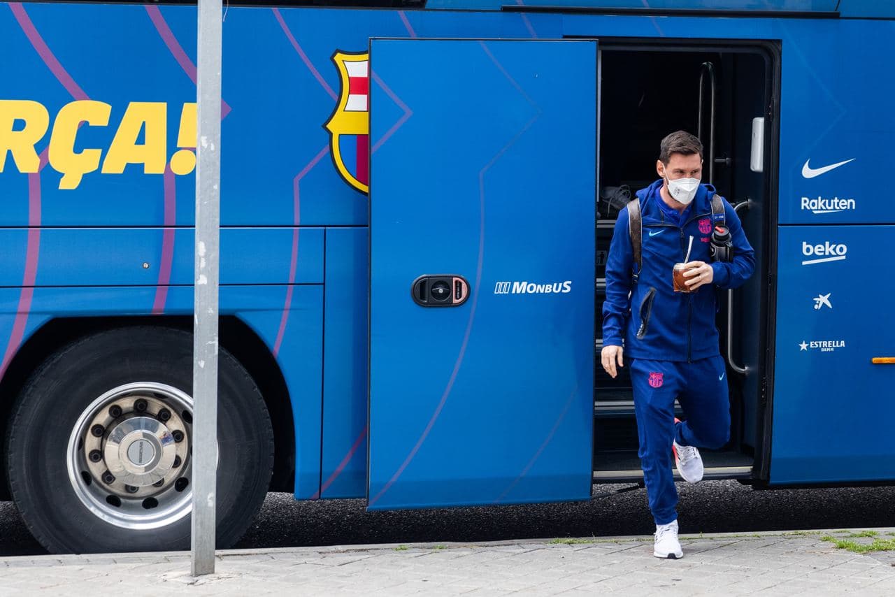 Messi causa furor en la llegada del Barcelona a Madrid previo al Clásico