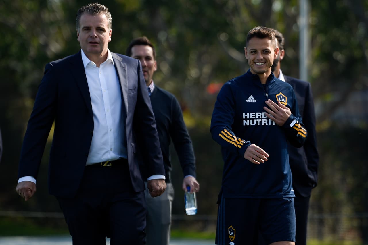 'Chicharito' Hernández junto a Dennis te Kloese.