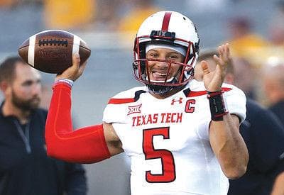 En total, con Texas Tech lanzó para 11,252 yardas y también sobresalió corriendo con el ovoide tras haber conseguido 845 yardas y lanzó 93 pases de touchdown y él entró por tierra a las diagonales en 22 ocasiones. Números de infarto.