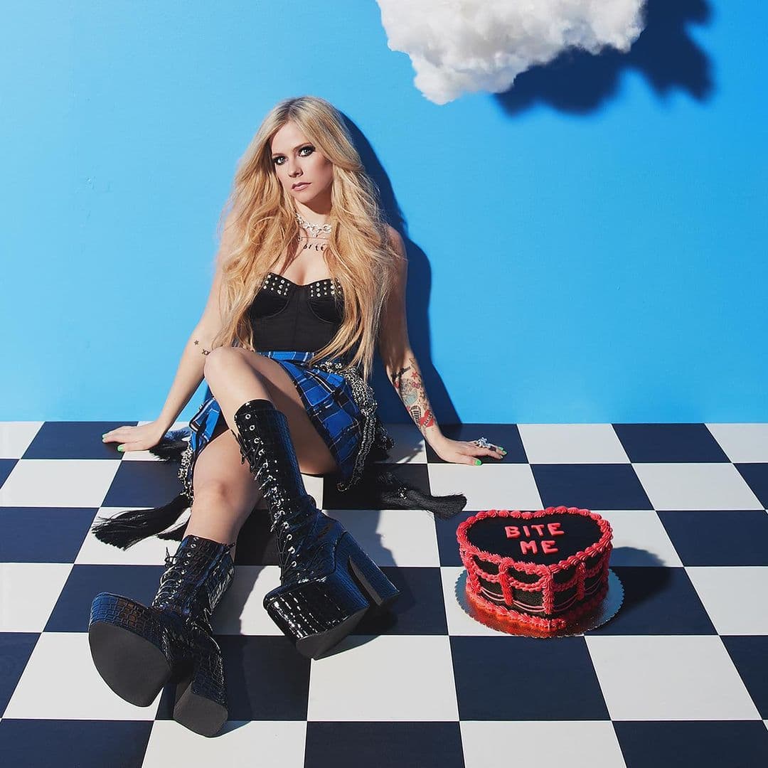 Avril Lavigne recuerda su era "Let Go" en el nuevo single "Bite Me".