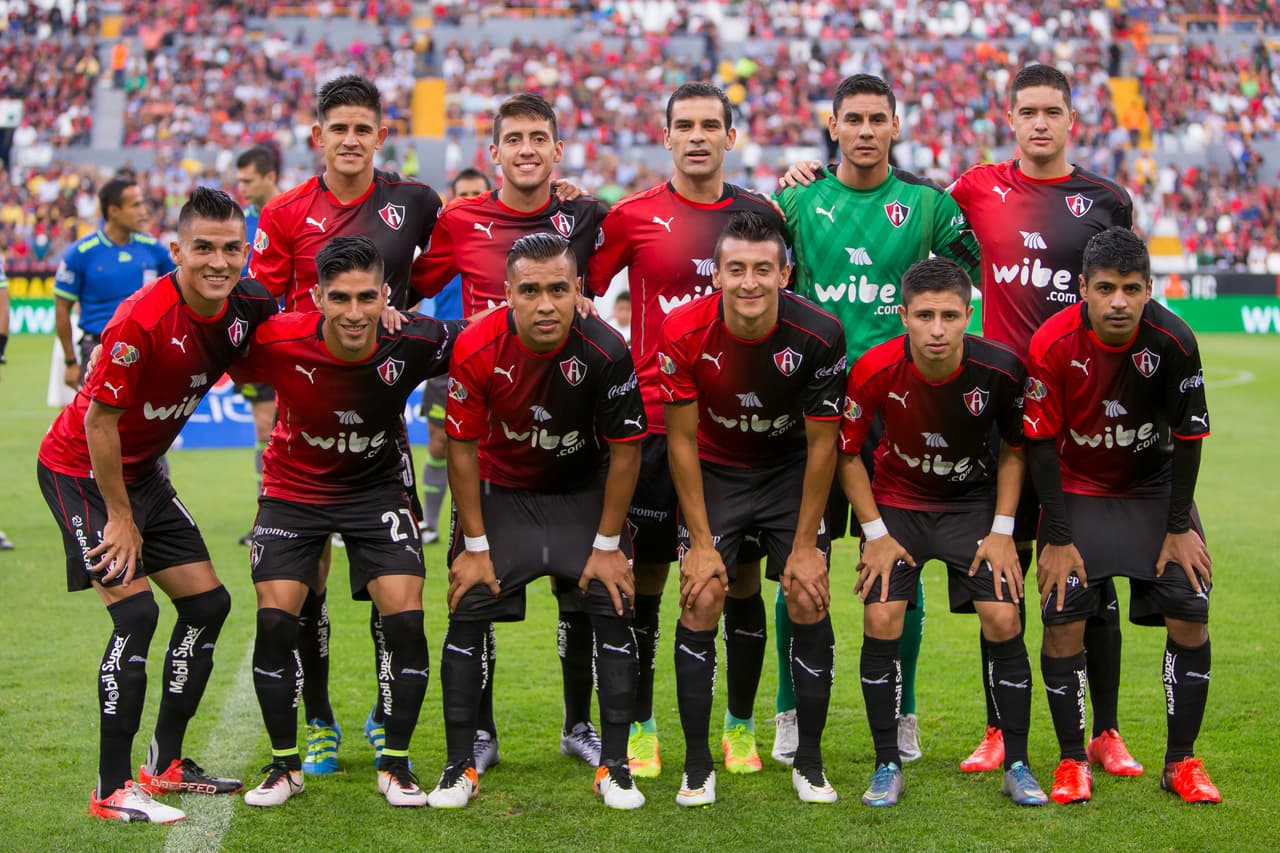 Atlas sorprendió en su formación al sólo ocupar 1 extranjero para el duelo ante Monterrey, los Zorros alinearon sólo al portero argentino Oscar Ustari y los cambios fueron por jugadores mexicanos, dato que sorprende en el torneo debut de la regla 10/8.