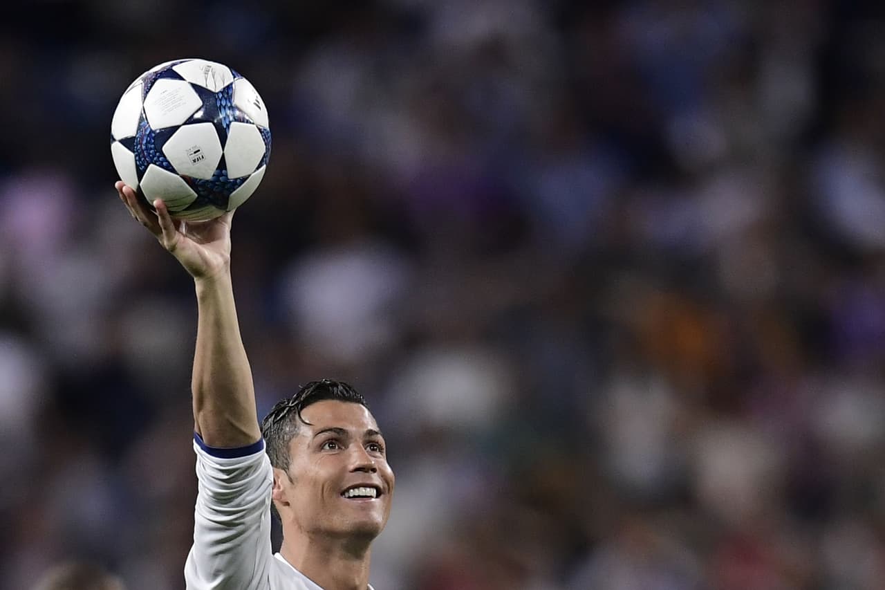 El sexto triplete de Cristiano Ronaldo llegó en una jornada memorable tras la clasificación de Real Madrid a la semifinal de la actual Champions con triunfo 4-2 en tiempo extra. Ese día llegó a 100 goles en Europa.