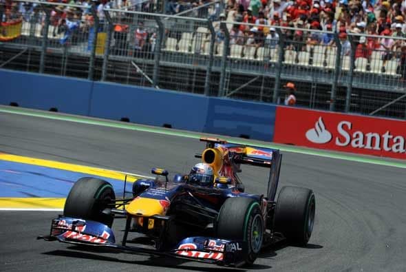 Mientras tanto, Vettel fue aumentando distancias en la punta y a media carrera ya tenía 10 segundos de ventaja.