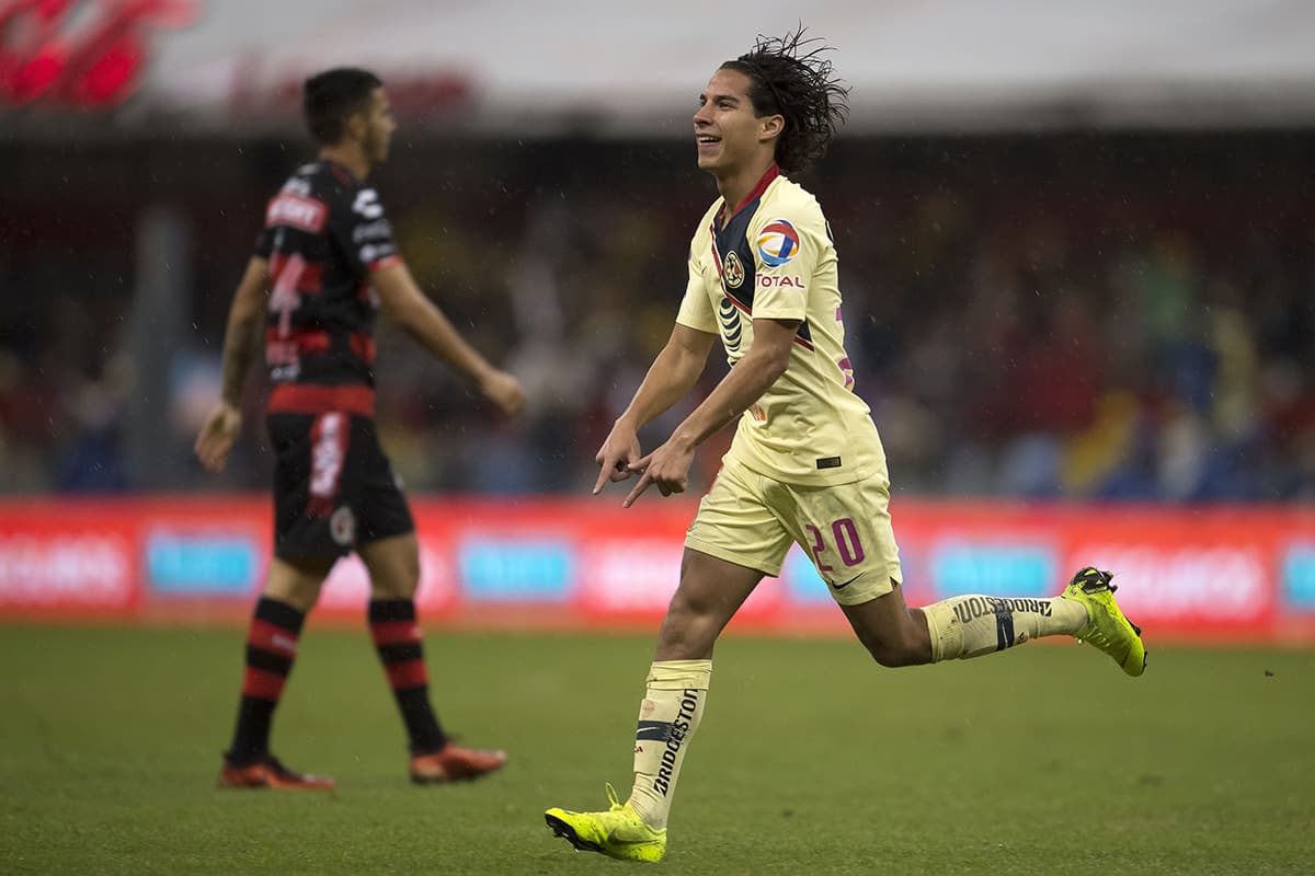 En el minuto 58 el delantero de 18 años Diego Lainez (centro) anotó un golazo de media distancia para dejar el marcador 3-0 a favor del América.