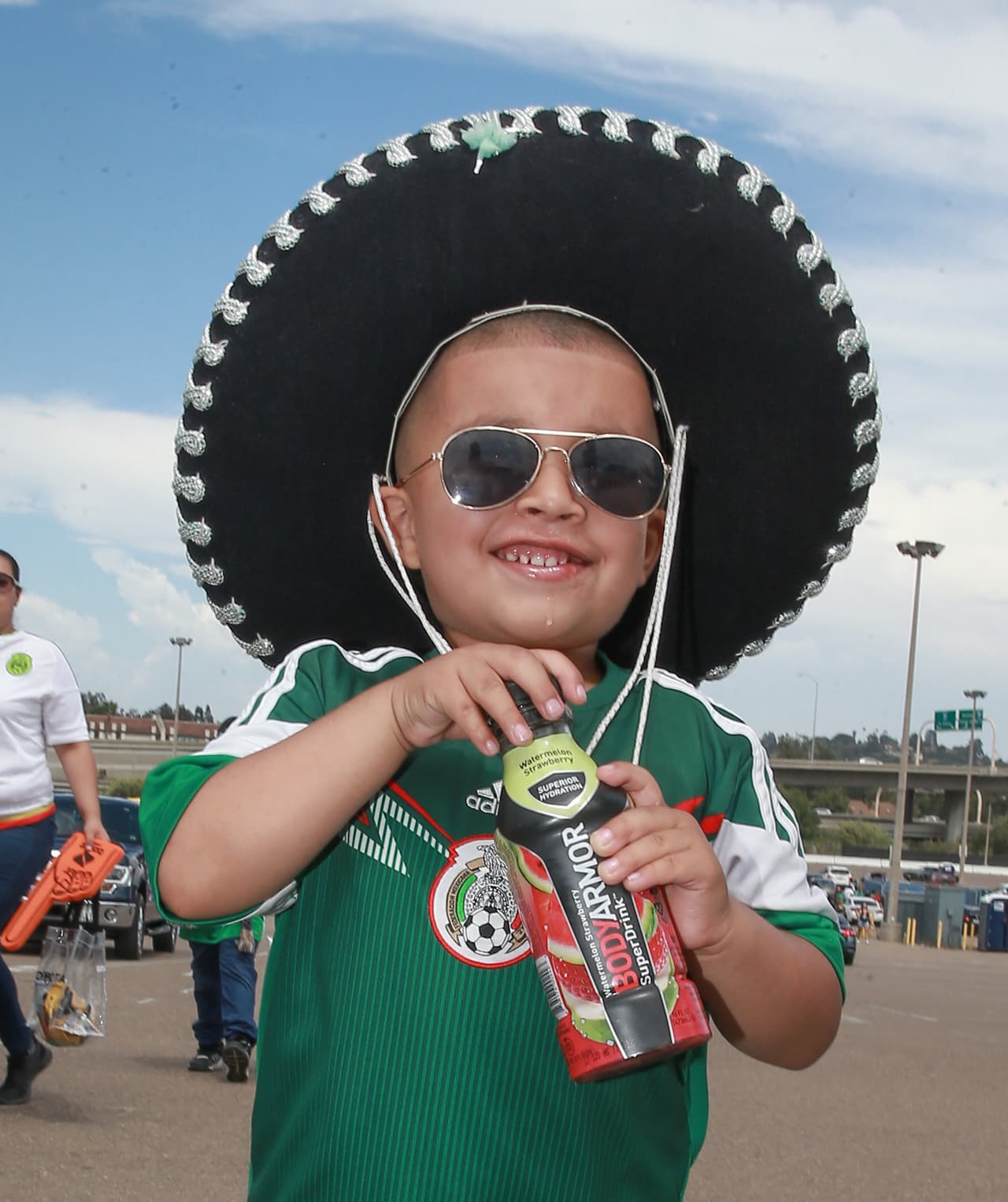 Horas antes del duelo entre México y El Salvador, los aficionados empezaron a hacer su partido en el estacionamiento del Qualcomm Stadium de San Diego, una fiesta llena de música y camaradería entre las dos naciones.