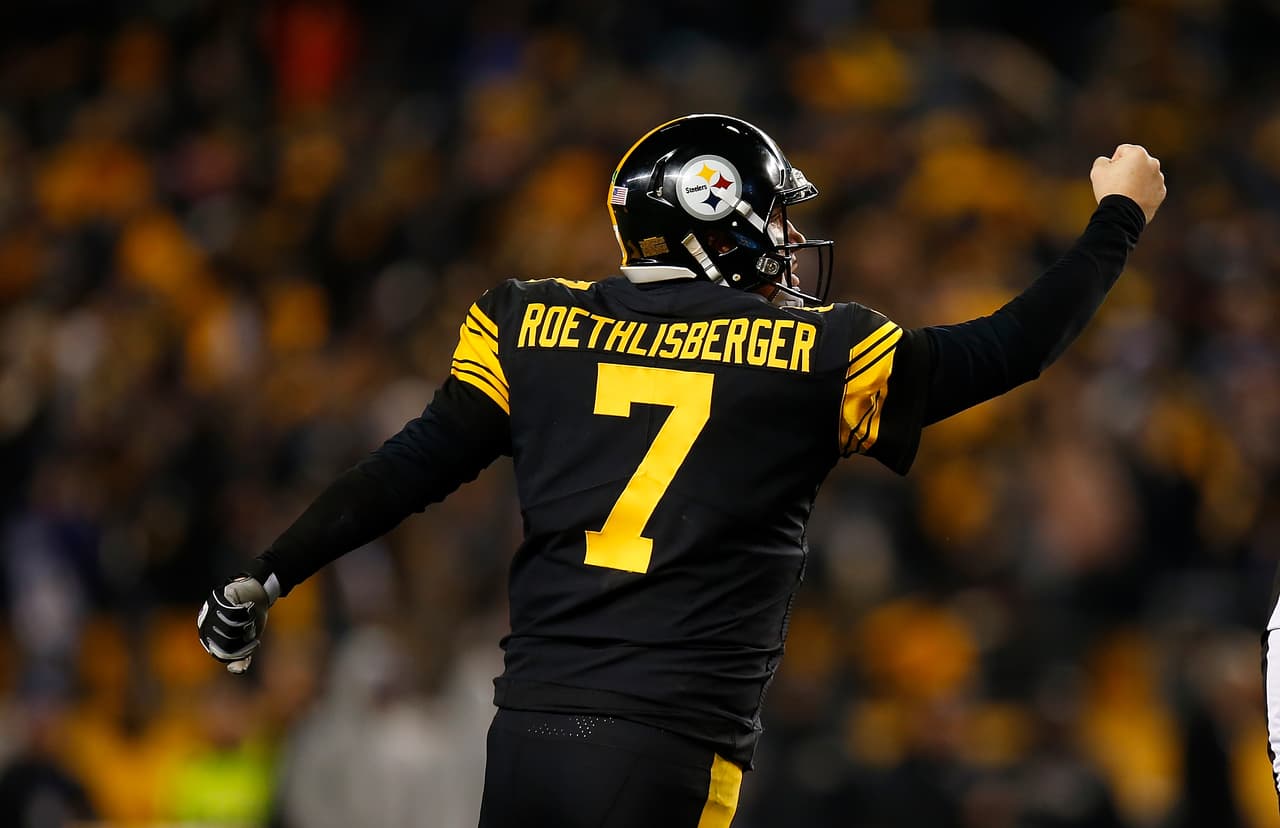 PITTSBURGH, PA - DECEMBER 25: Ben Roethlisberger #7 of the Pittsburgh Steelers reacts after throwing a 4 yard touchdown pass to Antonio Brown #84 in the fourth quarter during the game against the Baltimore Ravens at Heinz Field on December 25, 2016 in Pittsburgh, Pennsylvania. (Photo by Justin K. Aller/Getty Images)