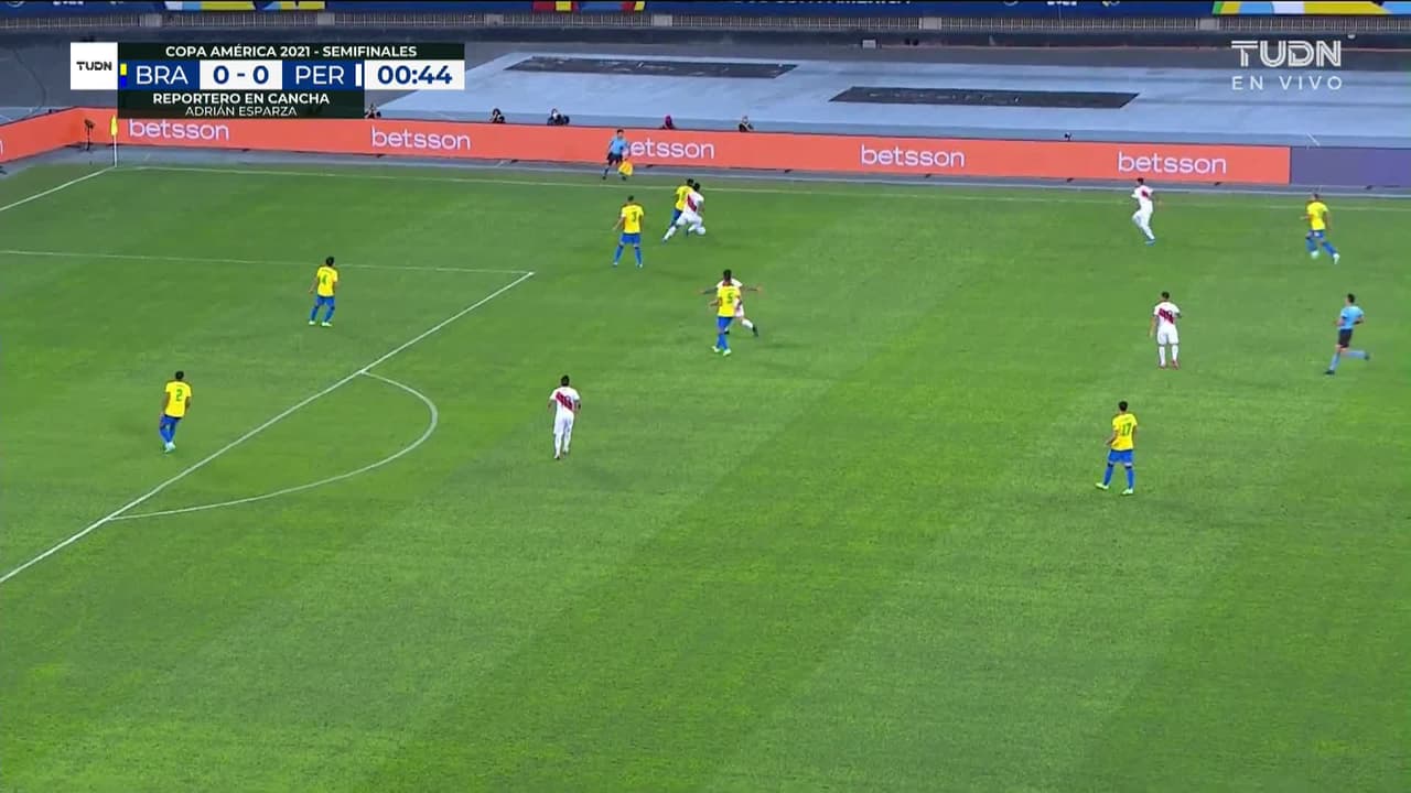 Arranca el partido y la pelota está en juego.