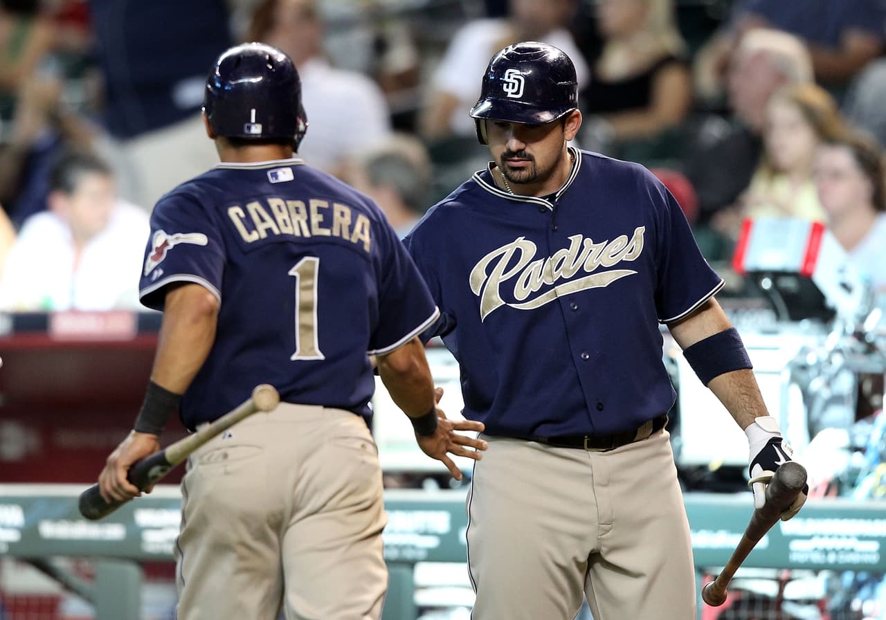 Y fue en 2006 que el mundo del beisbol conoció a Adrián: pegó 24 jonrones, bateó para .304 y conectó 173 imparables, era el mejor año para él y con tiempo de juego mostró de lo que era capaz.