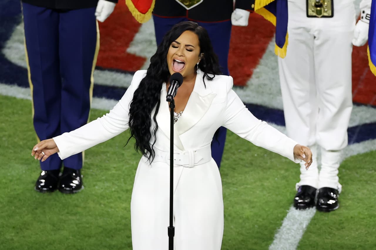 Previo al show, Demi Lovato, quien hace dos años inquietó al mundo porque una sobredosis la tuvo entre la vida y la muerte, interpretó este domingo el himno de los Estados Unidos, 'The Star Spangled Banner', con una pasión melódica que le erizó la piel a muchos.