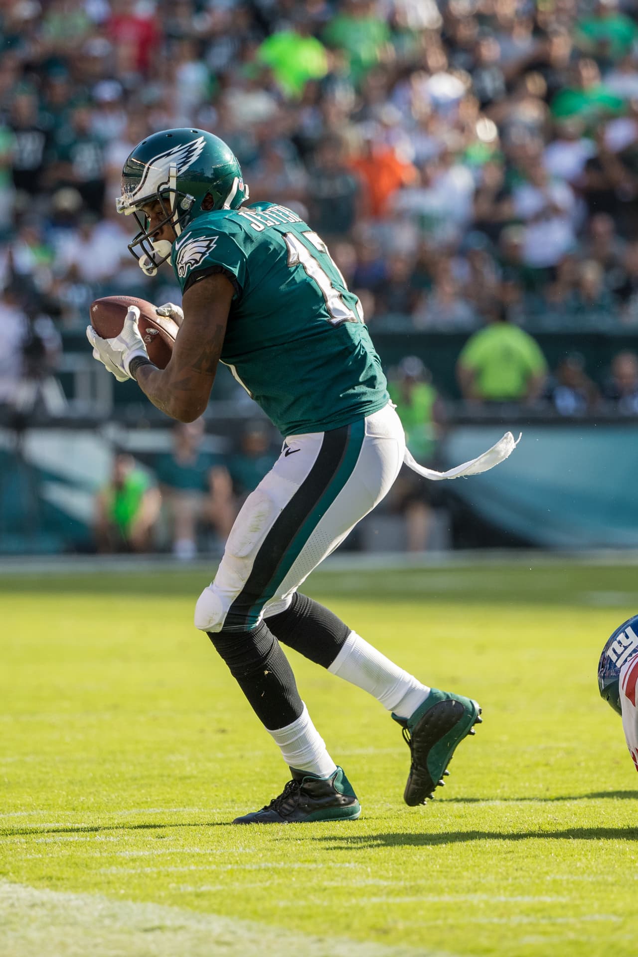 <i>RECEPTORES PARA SENTAR:</i>
<br>
<br>
<b>Alshon Jeffery vs. Arizona Cardinals</b>
<br>Jeffery parece estar en de esta columna cada semana, pues ha fallado en sumar 12 puntos de Fantasy o más, ni en PPR, en tres de sus primeros cuatro juegos. Esa tendencia podría aumentar a cuatro de cinco contra
<a href="https://translate.googleusercontent.com/translate_c?depth=1&hl=es&ie=UTF8&prev=_t&rurl=translate.google.com&sl=en&sp=nmt4&tl=es&u=http://www.nfl.com/player/patrickpeterson/2495504/profile&usg=ALkJrhibj-uhnB3lwizCfTFzVTzbC-1b3g"><b>Patrick Peterson</b></a> y los
<a href="https://translate.googleusercontent.com/translate_c?depth=1&hl=es&ie=UTF8&prev=_t&rurl=translate.google.com&sl=en&sp=nmt4&tl=es&u=http://www.nfl.com/teams/arizonacardinals/profile%3Fteam%3DARI&usg=ALkJrhjCXepVOqDeCfaZPKfUQu6UpiuK4Q"><b>Cards</b></a>, que han permitido un promedio de sólo 6.8 puntos (estándar) para receptores oponentes N º 1 este año.