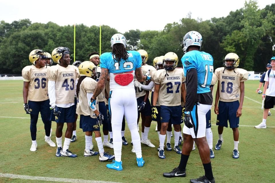 Diversión, aprendizaje, emoción, conviviencia y retroalimentación, los ingredientes principales de la inusual práctica de los Panthers con chicos de preparatoria de Carolina del Sur. Checa las mejores imágenes.