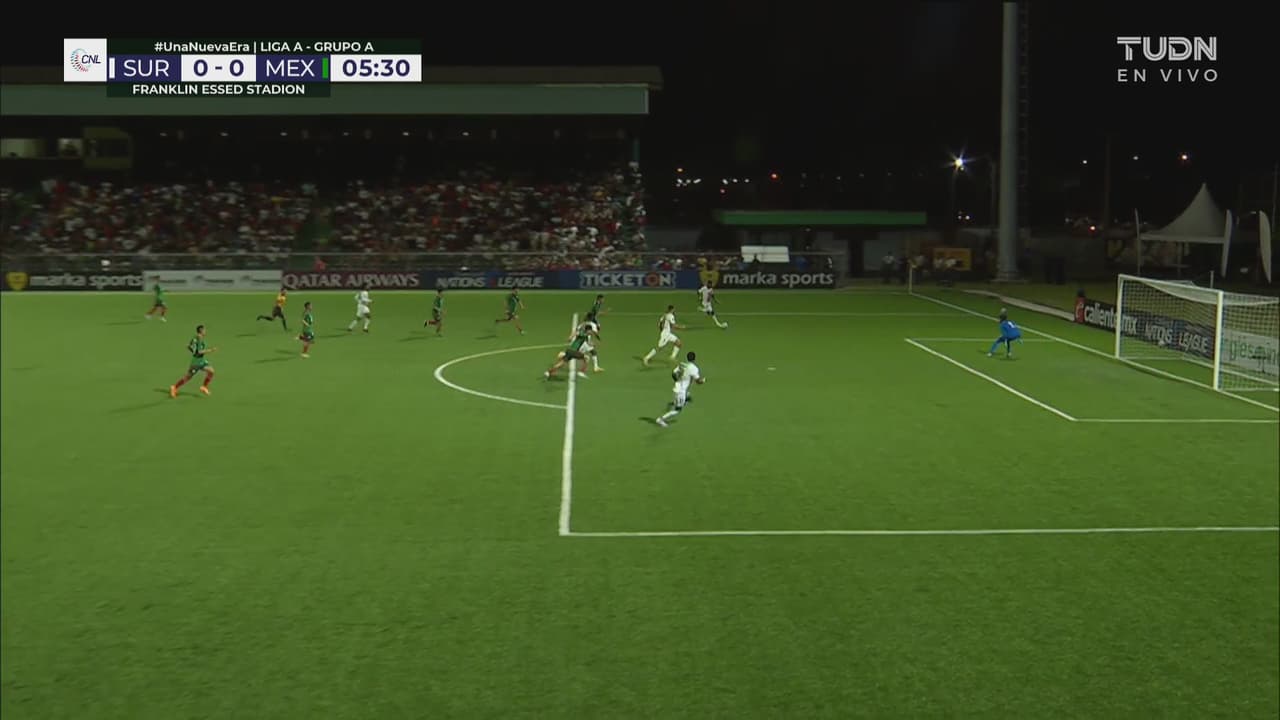 ¡Uf, fuera de lugar! México se salva tras la abanicada de Hilterman