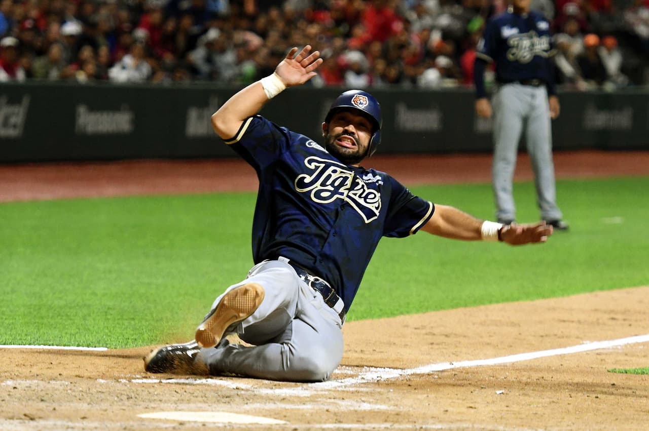 A pesar de que hasta el quinto inning se mantuvieron con la pizarra empatada, ya no pudieron los Tigres resistir la ofensiva roja.
