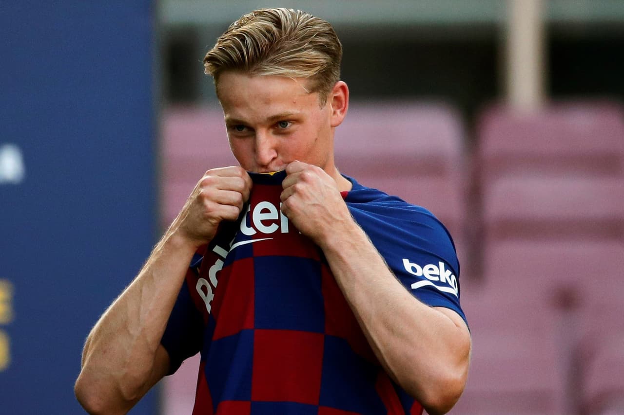 Frenkie de Jong ya se puso el uniforme del Barcelona y fue presentado oficialmente por Josep Bartomeu y Eric Abidal en el Camp Nou. Besó el escudo, se animó a hacer dominadas, confirmó que Messi es su ídolo y lanzó el popular "¡Visça Varça!".