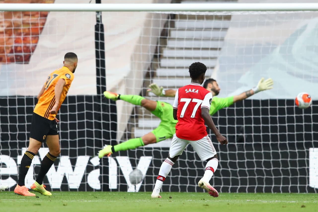 Bukayo Saka anotó el primer gol del juego antes del descanso