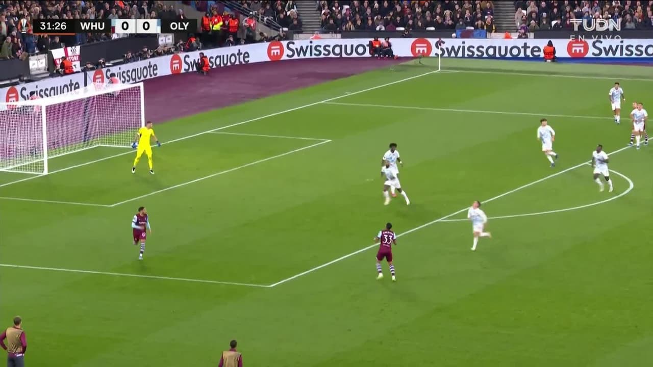 ¡TIRO ATAJADO! disparo por Saïd Benrahma.