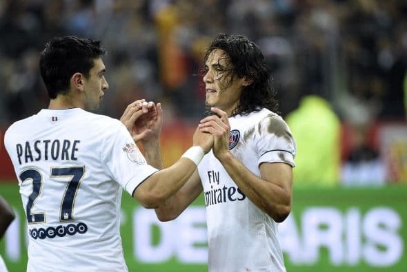 Al comienzo todo normal, Javier Pastore felicita al uruguayo.