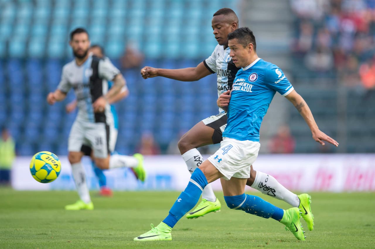 En la redacción de Univisión Sports aún no nos ponemos de acuerdo: ¿quién tuvo más responsabilidad en el empate de Gallos? ¿Julio César
<a href="http://www.univision.com/deportes/futbol/liga-mx/luis-miguel-noriega-limpia-su-error-y-marca-el-empate-para-queretaro-video#rel" target="_blank">Domínguez por pasarla a un compañero con marca,</a> o Baca por quedarse dormido?