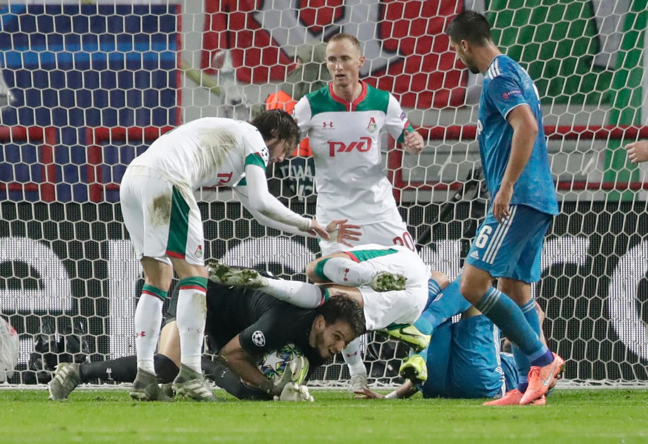 El portero del Lokomotiv Guilherme, salva a su equipo del 2-0.