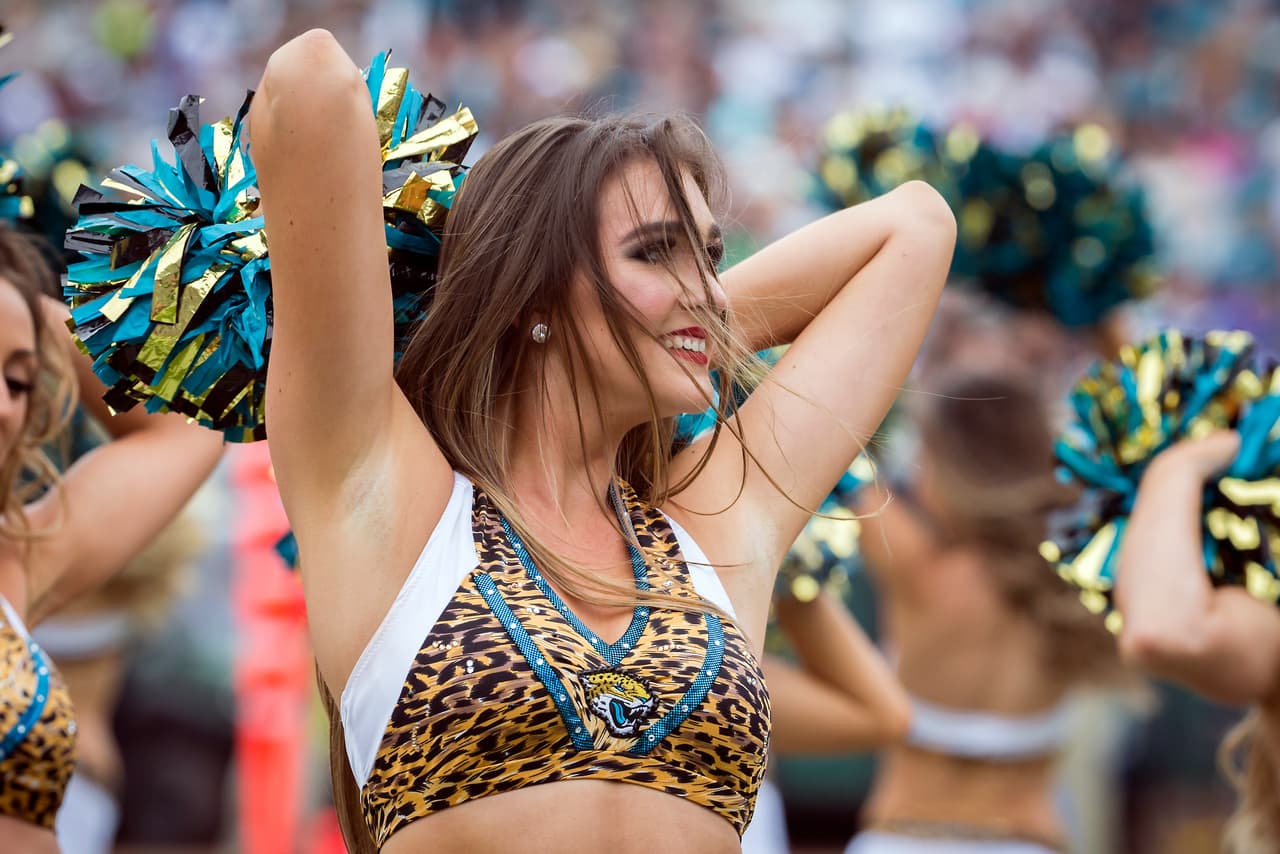 Las sensuales animadoras de la NFL le dieron alegría, belleza y energía al espectáculo del fútbol americano estadounidense en su Semana 13 de competencia, en un condimento único para el público.